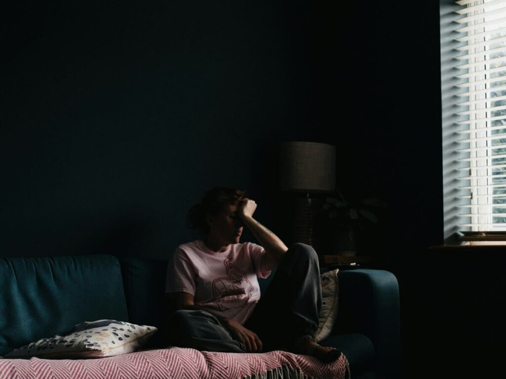 Femme fatiguée épuisée depuis des années, signe de manque de vitalité