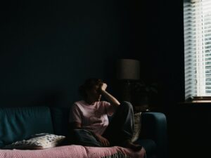 Femme fatiguée épuisée depuis des années, signe de manque de vitalité