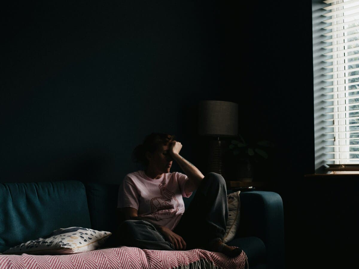 Femme fatiguée épuisée depuis des années, signe de manque de vitalité